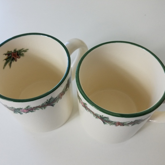 SET OF TWO VTG CHRISTMAS THEMED MUGS - Picture 3 of 7
